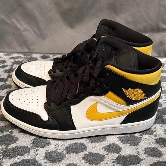 Nike Men's Black and Yellow Jordan - Picture 4 of 7